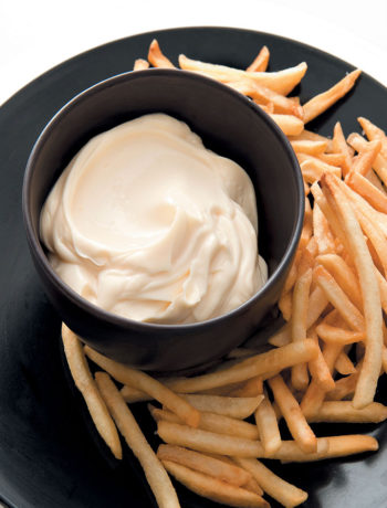 Oven-baked chips with garlic mayonnaise recipe