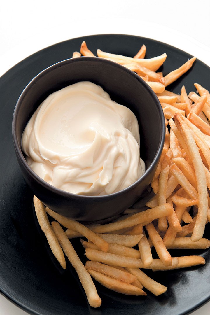 Oven-baked chips with garlic mayonnaise recipe