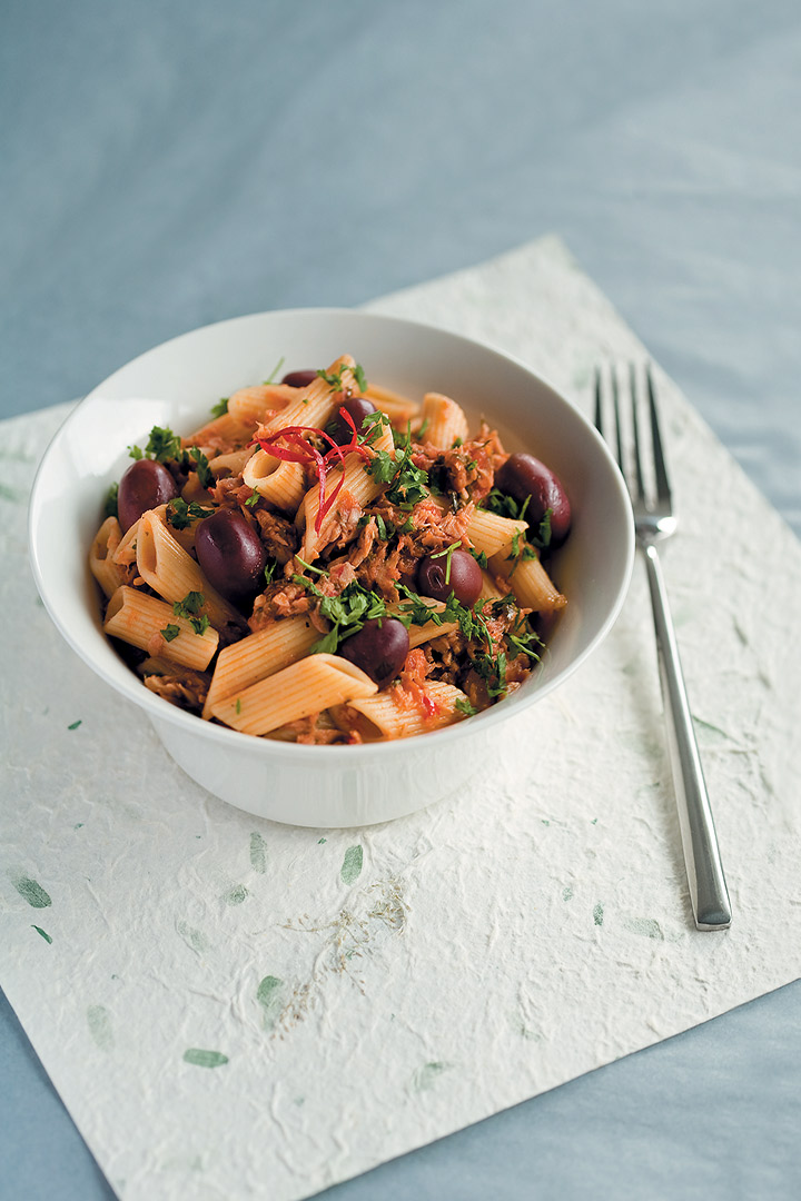 Penne with tuna, olive and tomato sauce recipe