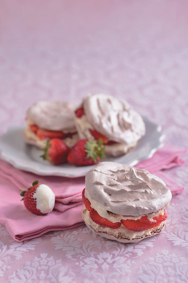 Strawberries and cream meringue sandwiches recipe