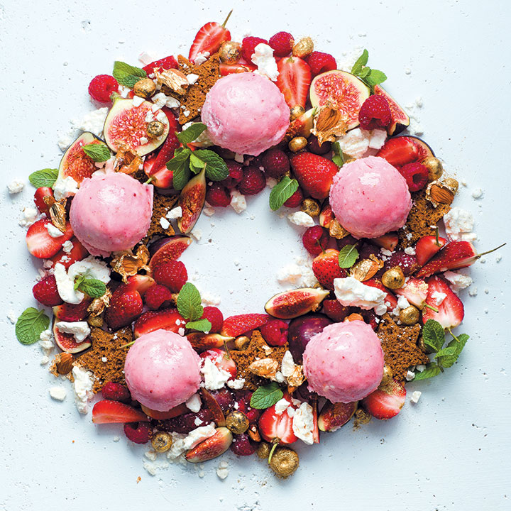 Meringue and gingerbread wreath with fig and raspberry ice cream