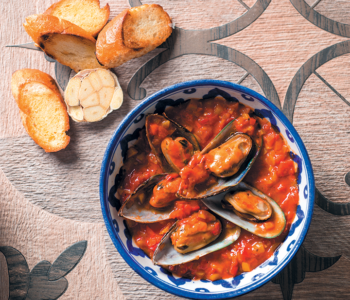 Spicy mussels with lightly flavoured garlic bread