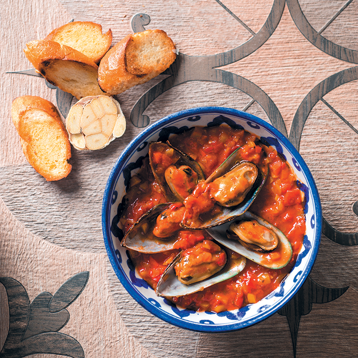 Spicy mussels with lightly flavoured garlic bread