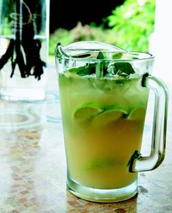 Ginger beer with vodka, lime and mint