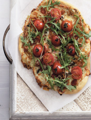 Pizza Anna with tomato, Gorgonzola, caramelised onion and rocket recipe