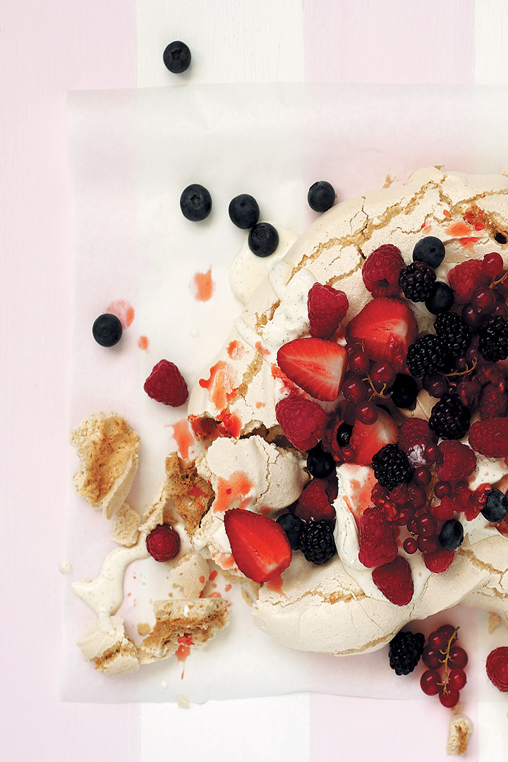 Smashed meringue with berries recipe
