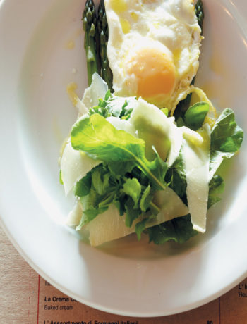 Grilled asparagus with rocket, Parmesan and fried egg recipe