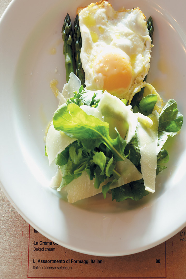 Grilled asparagus with rocket, Parmesan and fried egg recipe