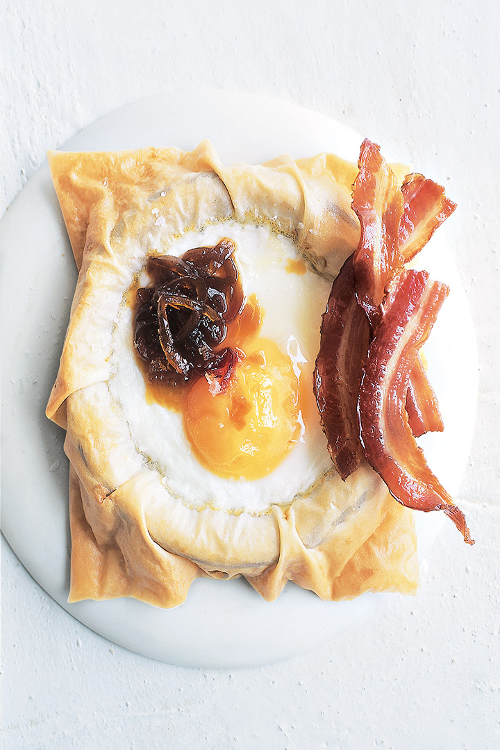Baked eggs with streaky bacon recipe
