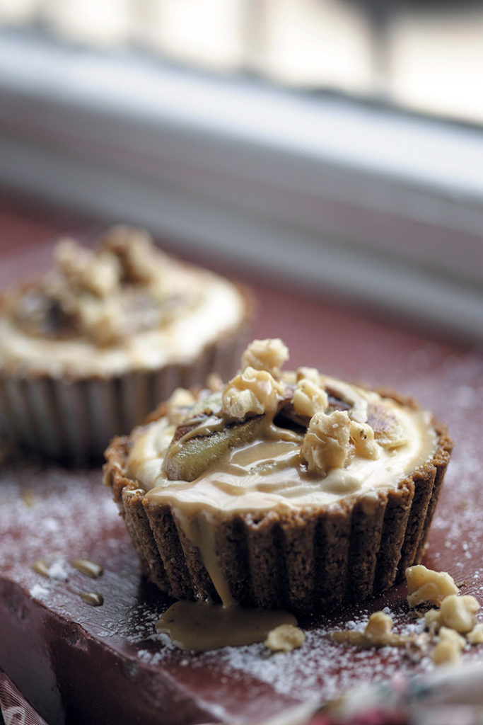 Ginger banoffee tartlets with chocolate cream and walnuts recipe