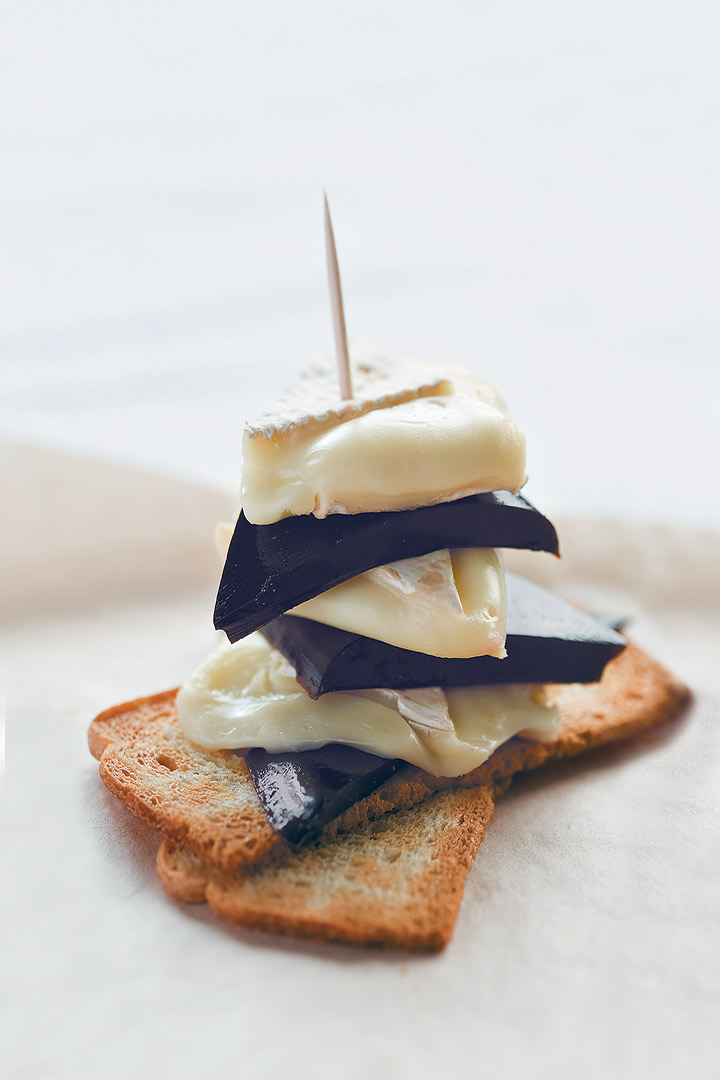 Brie and beetroot served with a grape and balsamic reduction jelly recipe