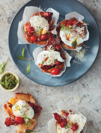 Poached egg and bacon muffin cups