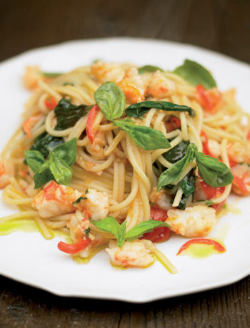 Spaghetti with pan-fried prawns and tomatoes recipe
