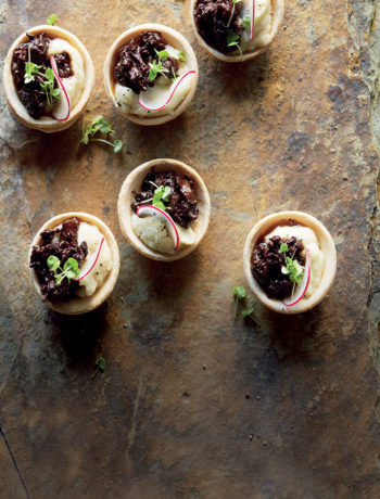 Tartlet of braised oxtail with pears and bitter chocolate recipe