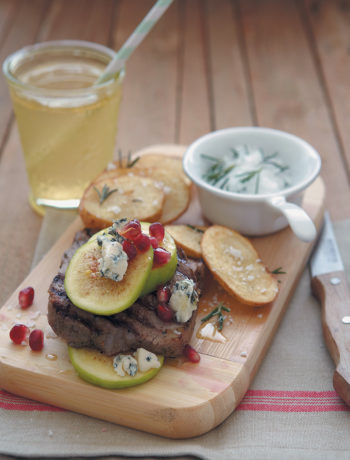 Fig and blue cheese-topped fillet with rosemary potato chips recipe