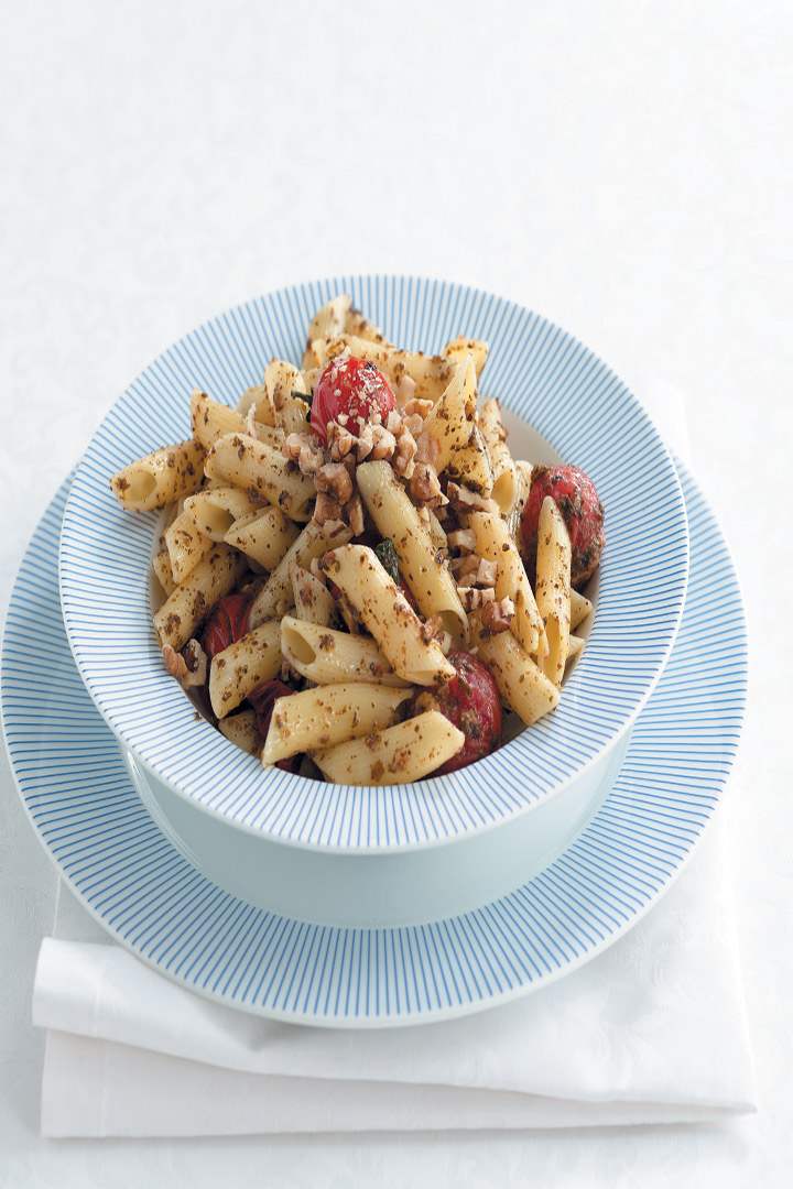 Penne with pesto, rosa tomatoes and walnuts recipe