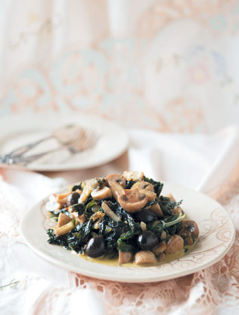 Creamed spinach with mushrooms and black olives recipe