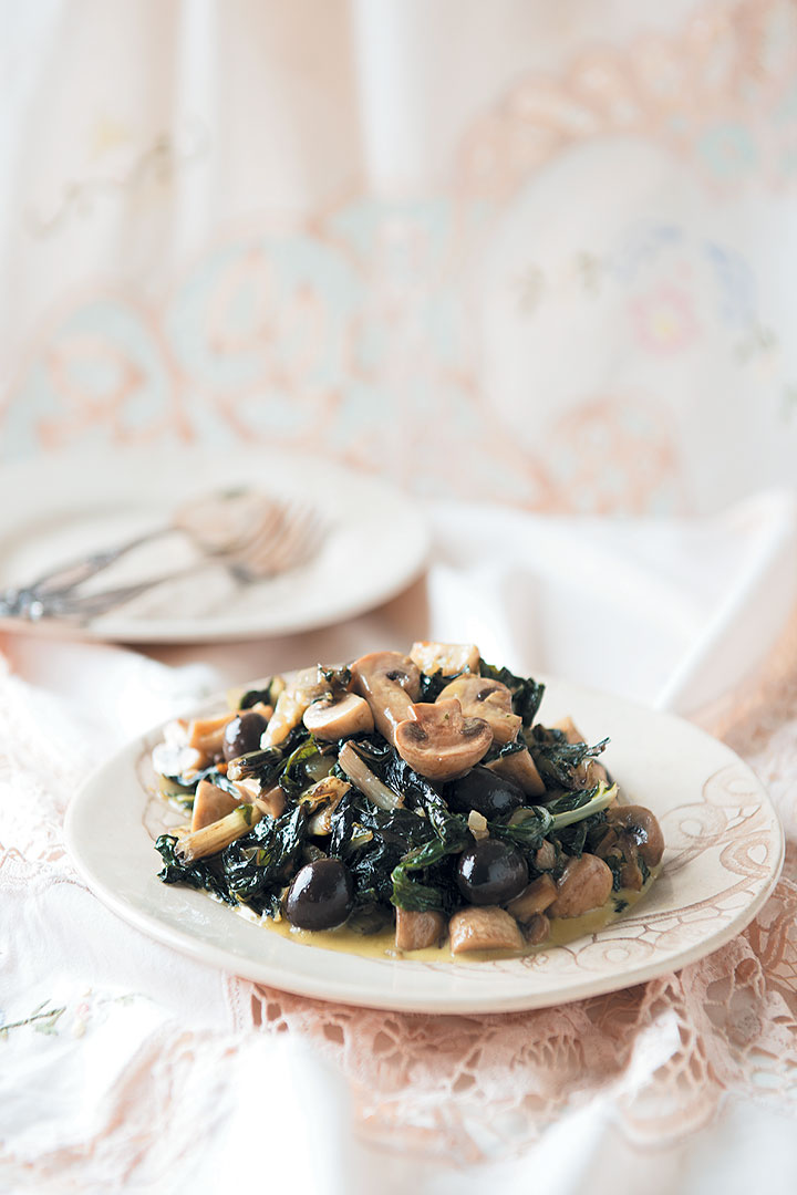 Creamed spinach with mushrooms and black olives recipe
