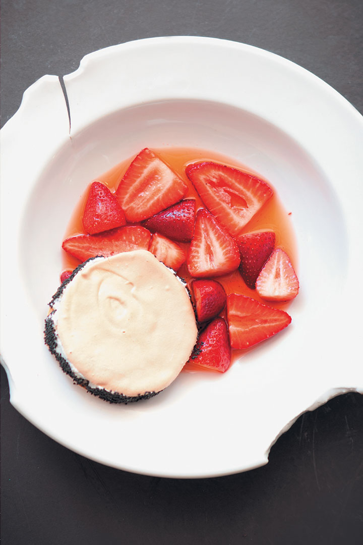 Macerated strawberries with meringue sandwiches recipe