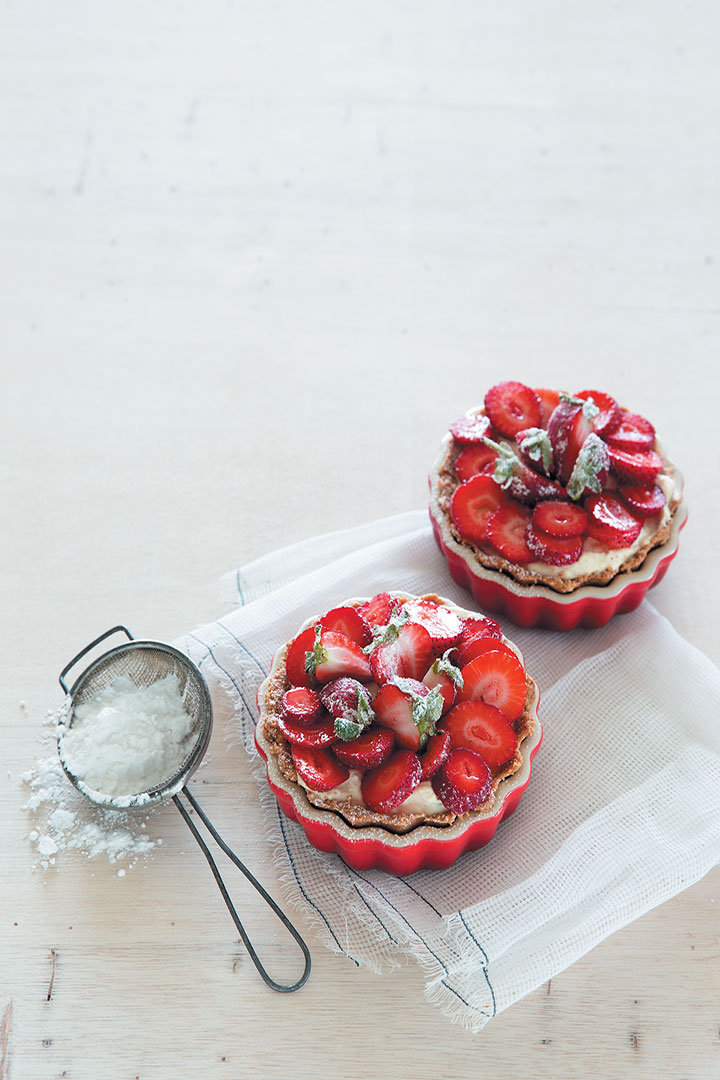 No-bake strawberry tart with lemon and vanilla cream recipe