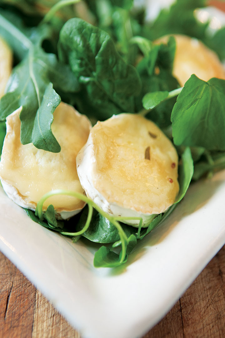 Salad with grilled goat’s milk cheese and French vinaigrette recipe