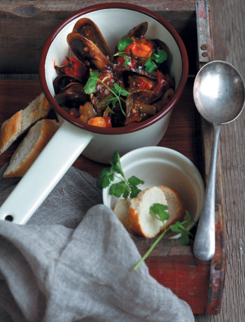 Steamed mussels in a ginger, fennel and tomato sauce recipe