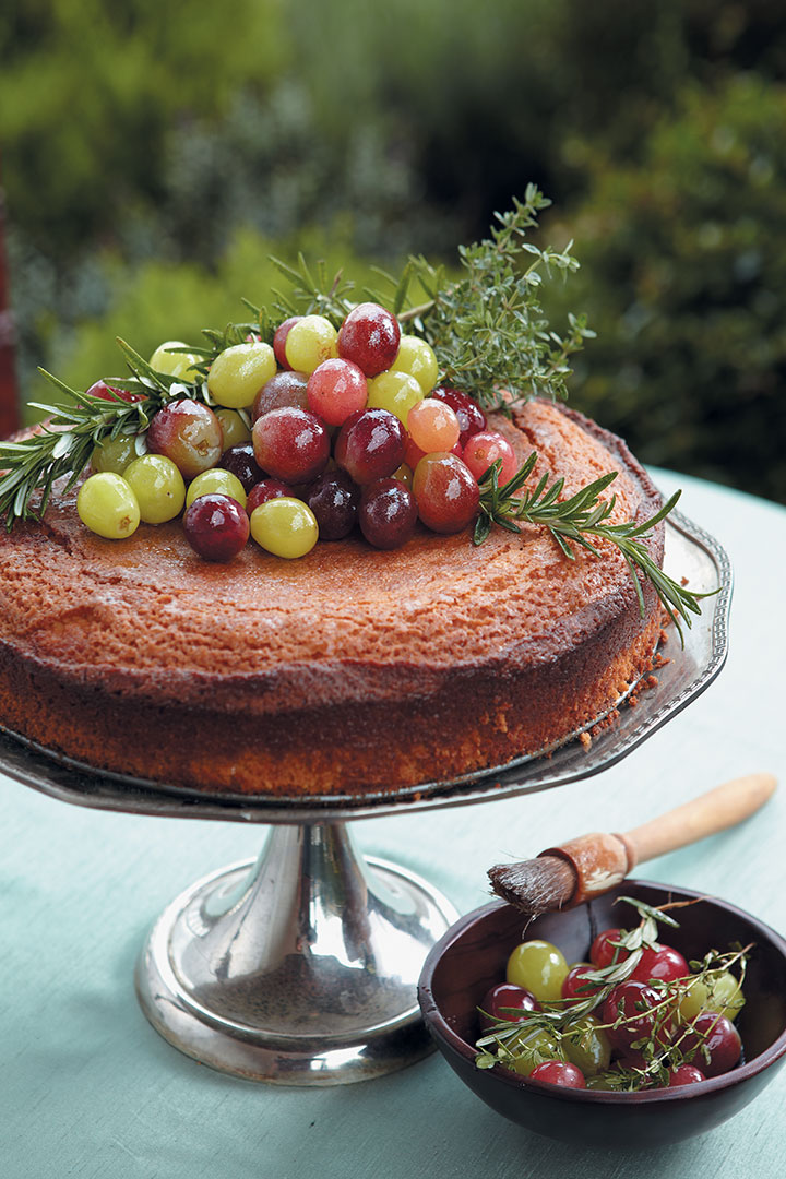 White chocolate cake with drunken grapes recipe