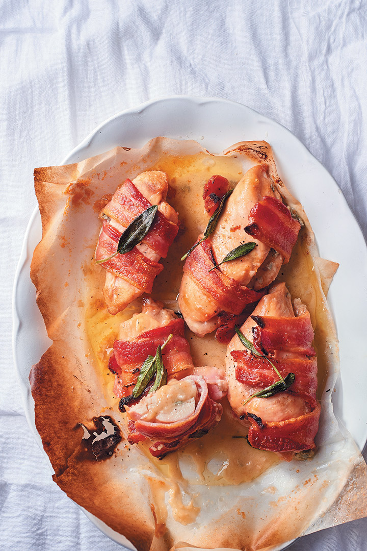 Bacon-wrapped roast chicken breasts stuffed with Gorgonzola recipe