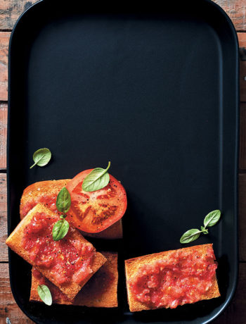 Spanish-style toast with tomato (pan con tomate) recipe