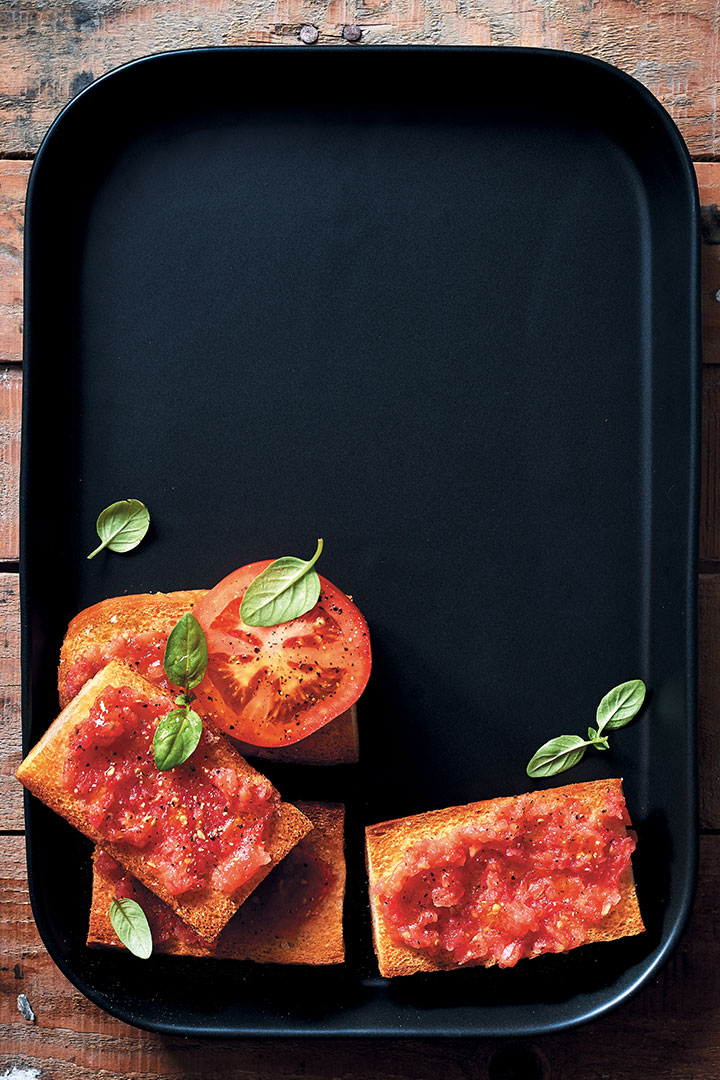 Spanish-style toast with tomato (pan con tomate) recipe