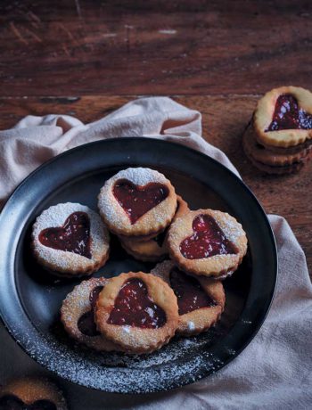 Vanilla biscuits filled with raspberry jam