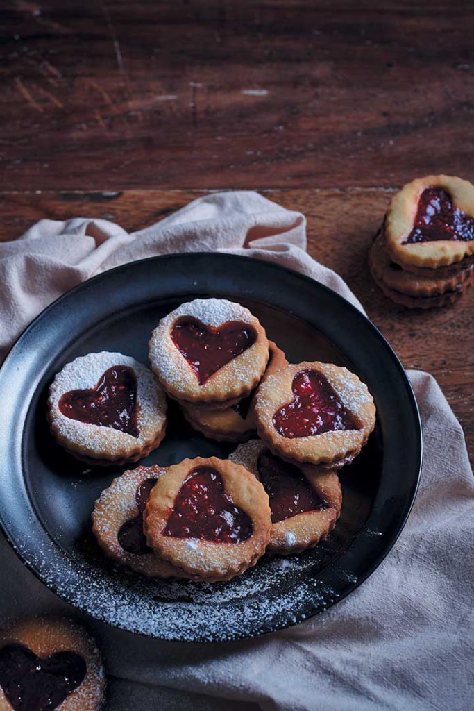 Vanilla biscuits filled with raspberry jam