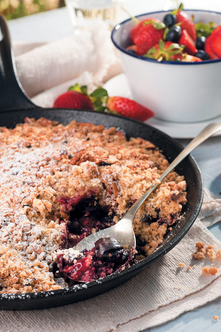 Berry and pecan crumble
