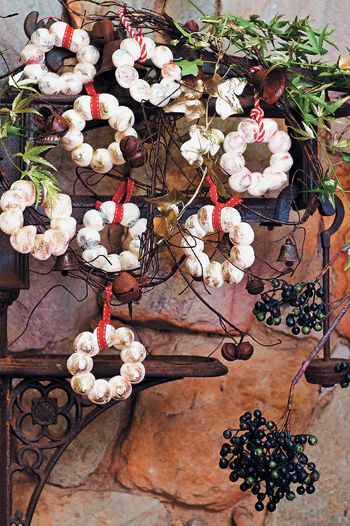 Meringue wreaths