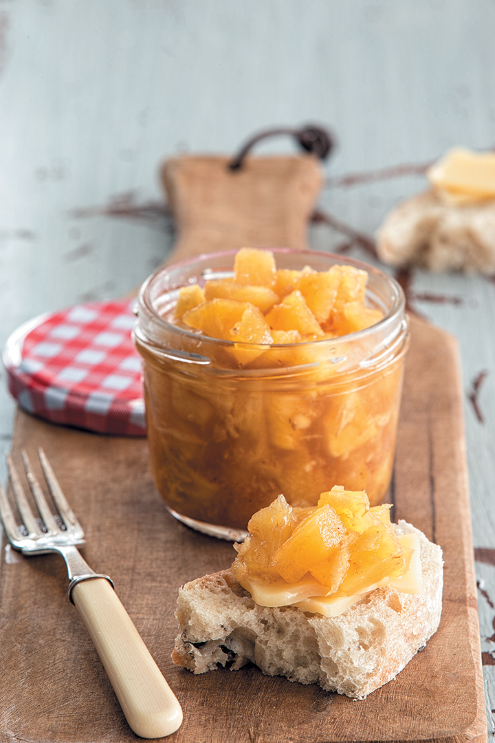 Blistered pineapple, cinnamon and ginger pickle