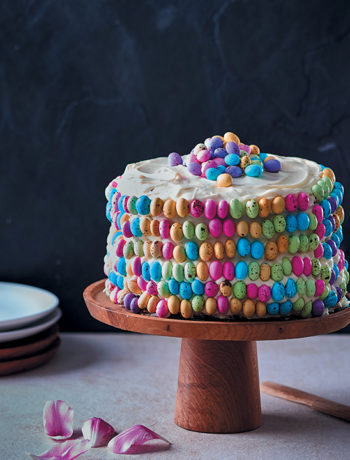 Rooibos, honey and vanilla Easter cake with cream-cheese icing