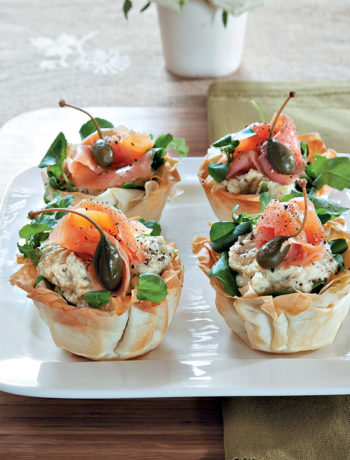 Phyllo tartlets with artichoke cream and smoked salmon