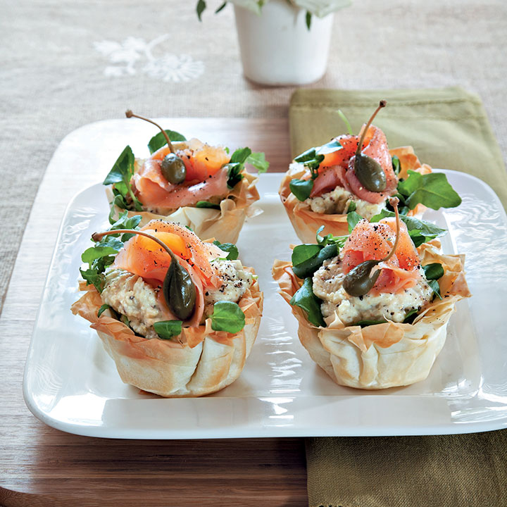 Phyllo tartlets with artichoke cream and smoked salmon
