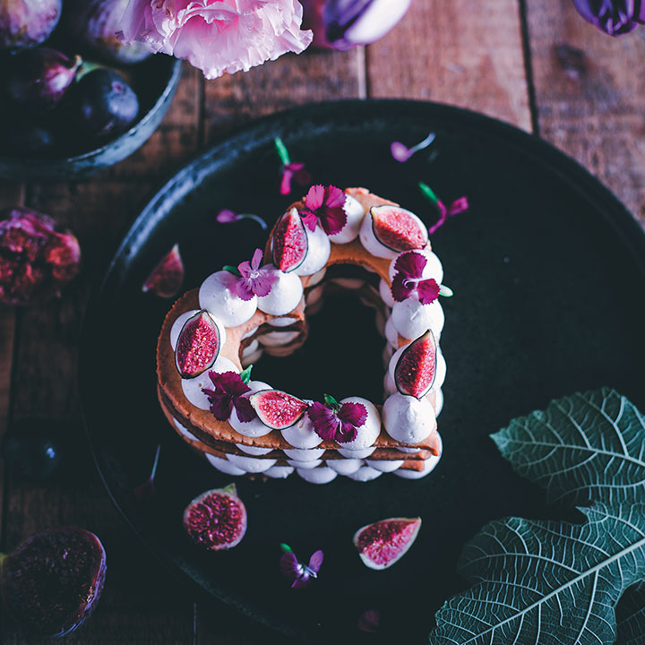 Sparkling wine buttercream tart with figs and flowers