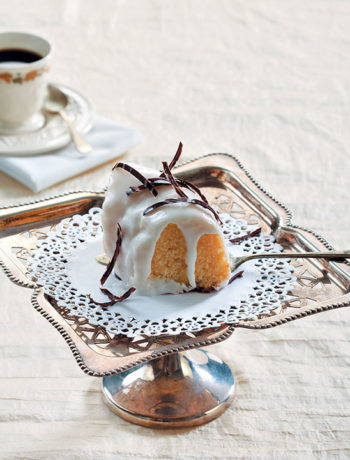 Spiced vanilla cake with white chocolate ganache