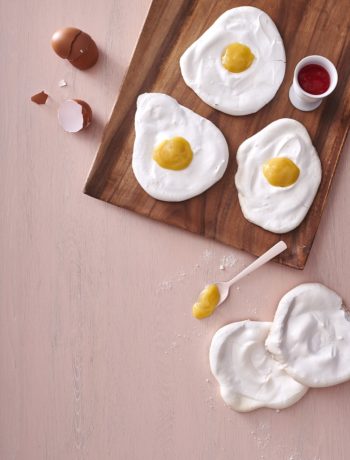 “Fried-egg” meringues with berry coulis