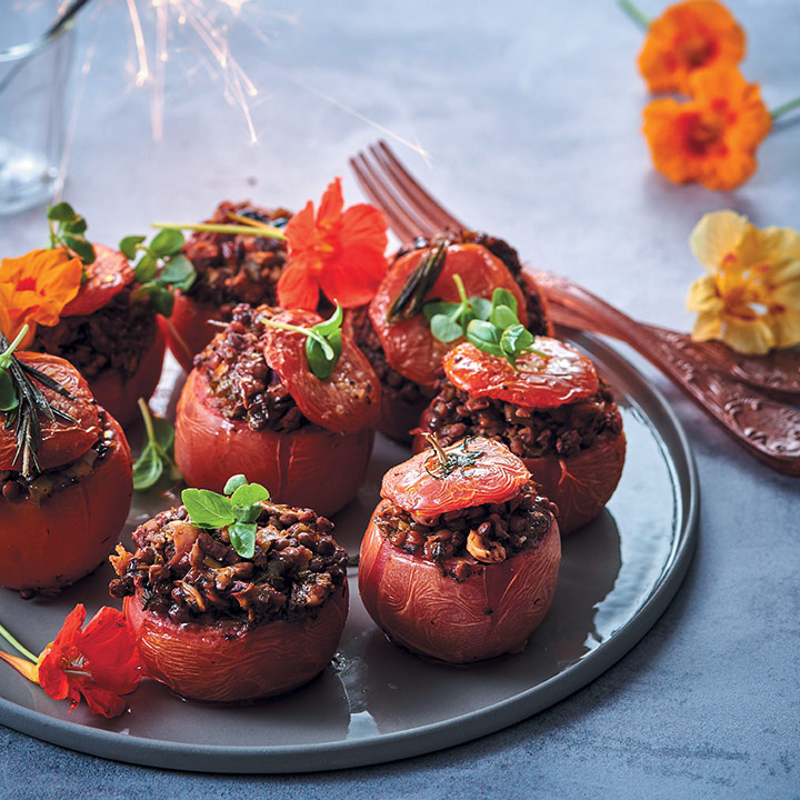 Whole tomatoes stuffed with lentils, pecans and hazelnuts