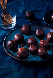 chocolate oreo truffles for mother's day gift