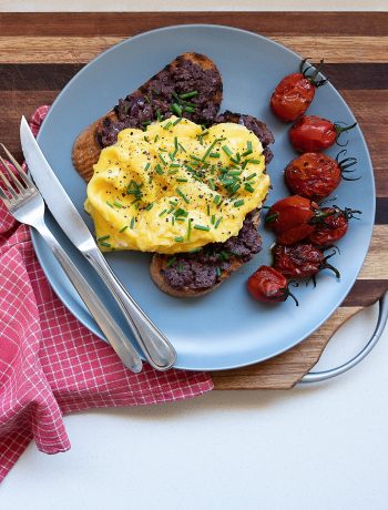 Scrambled eggs with olive pesto and roasted tomatoes