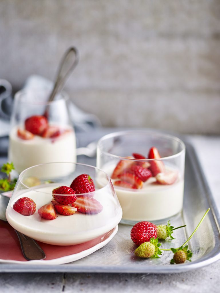 Soft-set yoghurt panna cottas yoghurt panna cotta