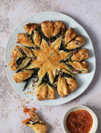 Crispy spinach puff pastry star