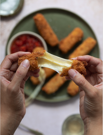 Cheesy mozzarella pulls 