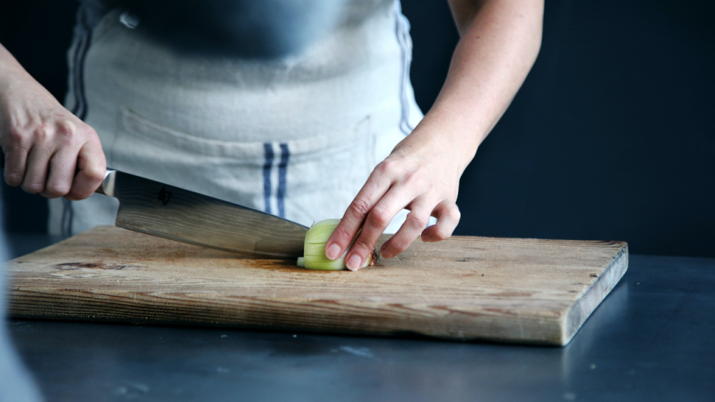 How to remove onion smell from your hands