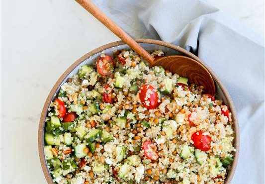 Savour the taste of simplicity with this quick and easy quinoa salad! Vibrant and fresh, it's a delightful medley of fluffy quinoa, crisp green, and zesty dressing, making it an ideal choice for a nutritious summer lunch!