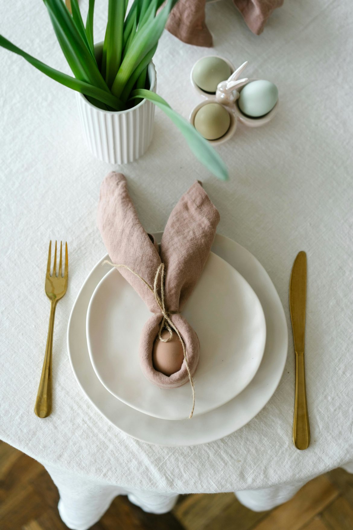 Hosting for Easter? Try these table scape ideas and blow your guests away